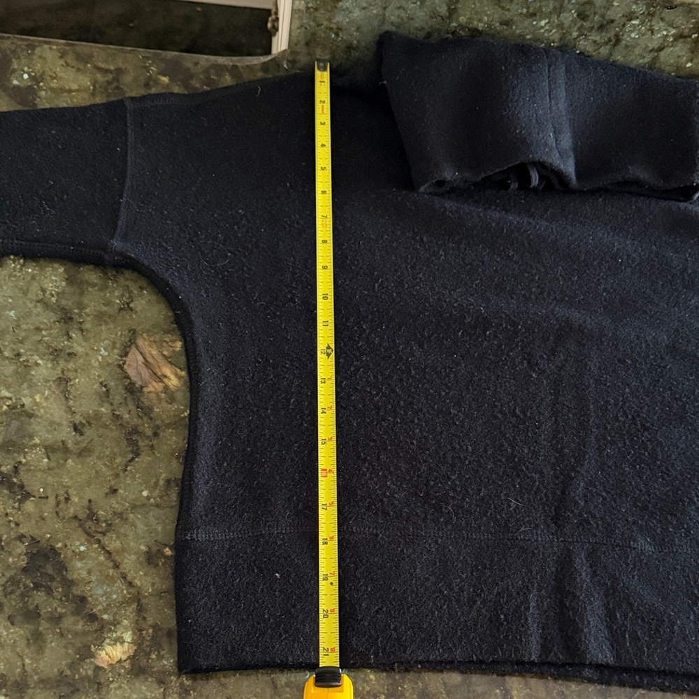 UGG Black Off-the-Shoulder Sweater Sz M - Picture 12 of 12